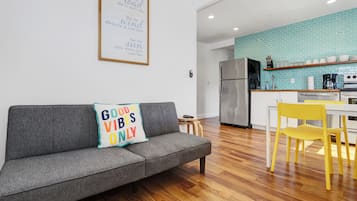 Junior Suite | Living area | 32-inch flat-screen TV with cable channels, TV