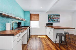 Suite majestueuse | Aire de séjour | Téléviseur à écran plat de 32 po avec télévision par câble, téléviseur