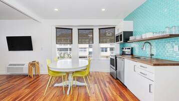 TV a schermo piatto 32 pollici con canali via cavo, TV