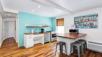 Suite Grand | Area soggiorno | TV a schermo piatto 32 pollici con canali via cavo, TV