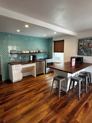 Suite Grand | Cuina privada | Frigorífic gran, microones, forn i placa de cuina
