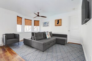 Grand Suite | Living area | 32-inch flat-screen TV with cable channels, TV