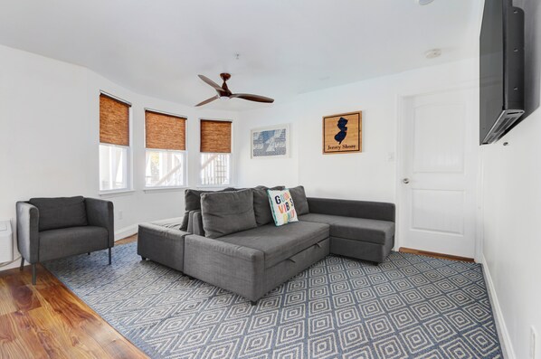 Suite majestueuse | Aire de séjour | Téléviseur à écran plat de 32 po avec télévision par câble, téléviseur