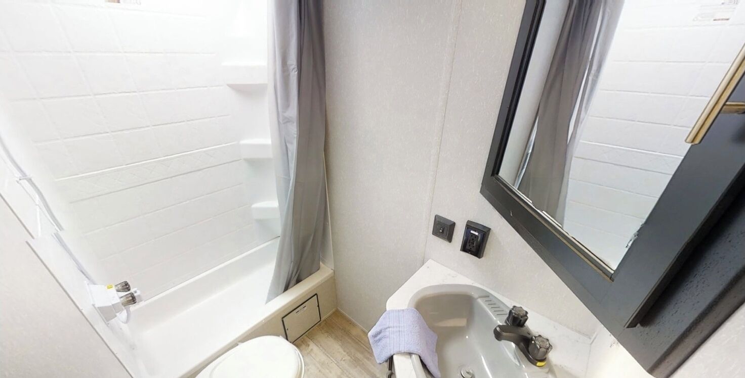 Sèche-cheveux, serviettes fournies, papier toilette