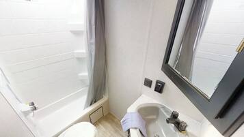 SĂšche-cheveux, serviettes fournies, papier toilette