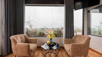 Minibar, escritorio, cortinas blackout y sistema de insonorización