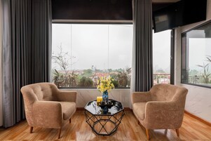 Minibar, escritorio, cortinas blackout y sistema de insonorización 