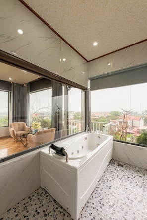 Deluxe Double Room, City and Mountain View, Bathtub, Balcony | Bathroom