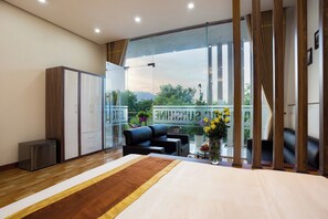 Minibar, desk, blackout curtains, soundproofing - Tam Coc Sunshine Hotel (Hoa Lu)