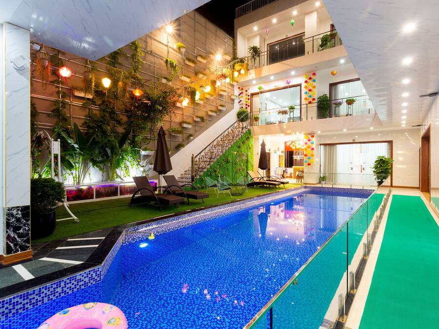 Una piscina al aire libre, sillones reclinables de piscina