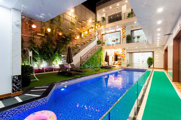 Outdoor pool, open 8:00 AM to 8:00 PM, pool loungers - Tam Coc Sunshine Hotel (Hoa Lu)