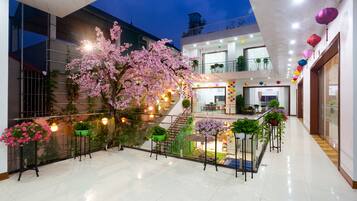 Se sirven desayunos, almuerzos y cenas; cocina local e internacional