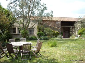 Outdoor dining - 1 duplex family room. Capacity 5 people (Breuil-Barret)