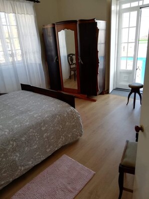 3 chambres, fer et planche à repasser, Wi-Fi, draps fournis