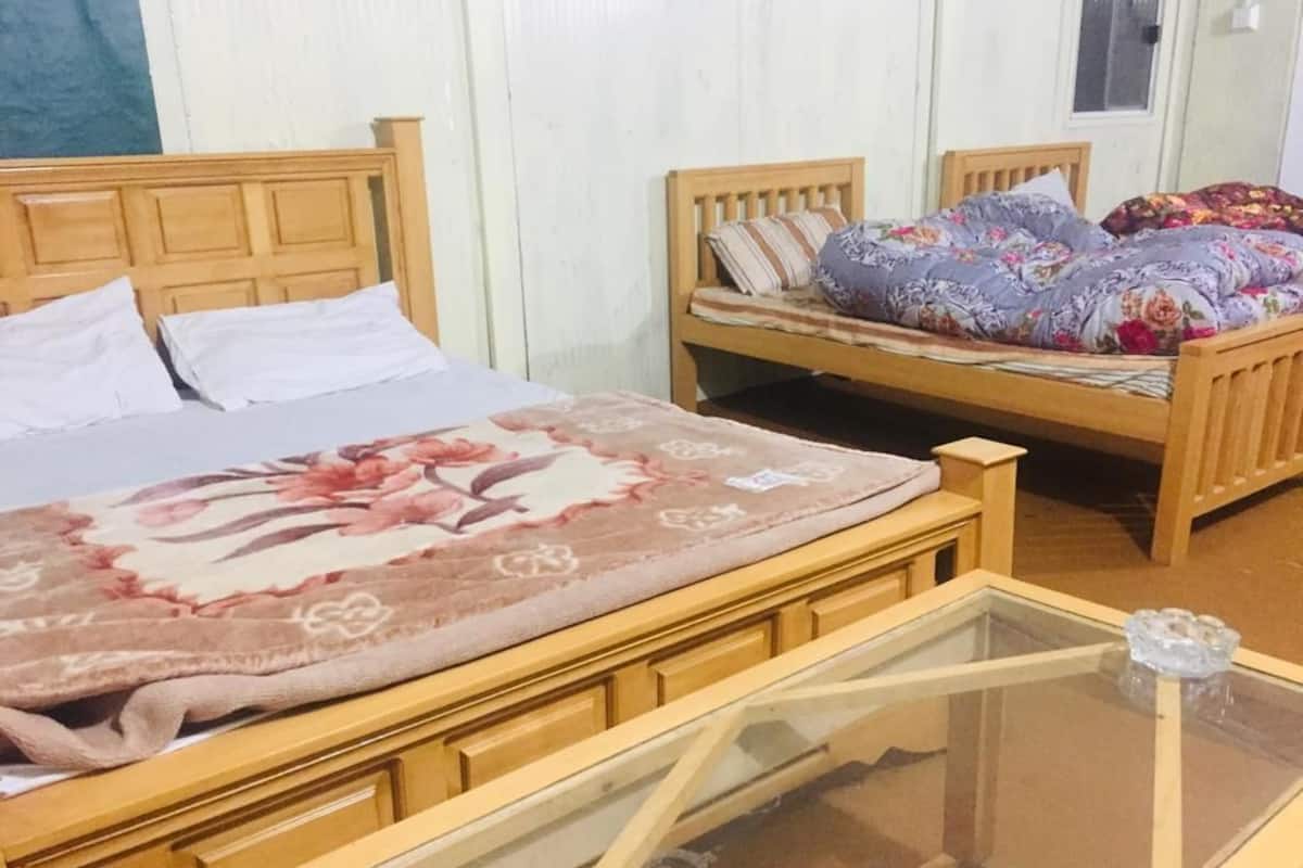 Deluxe Quadruple Room | Peralatan tempat tidur premium, gebar bulu kapas, katil Select Comfort