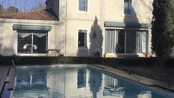 Een verwarmd zwembad