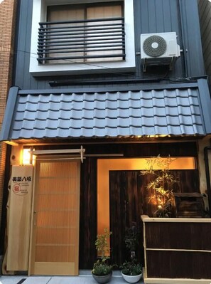 Exterior detail - Bichiku Yasaka (Kyoto)