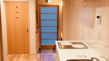 Deluxe Double Room with Bath | Shared kitchen | Shared fridge, microwave, oven, stovetop