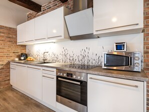 Kühlschrank, Mikrowelle, Ofen, Geschirrspüler