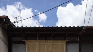 Il s’agit d’un bâtiment japonais traditionnel, doté d’un toit recouvert de tuiles, de portes coulissantes en bois et d’un petit espace d’entrée.