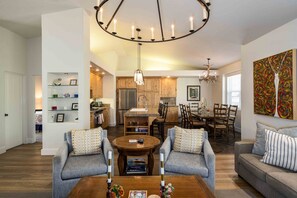 TV, fireplace - Spacious family town home .06 miles from downtown Ketchum (Ketchum)