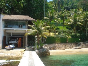 Exterior - Luxurious house with private beach, swimming pool, and panoramic views of Angra Bay.  (Angra dos Reis)