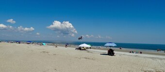 Casa moderna y cómoda de 2 dormitorios y 2 baños en el extremo norte de Tybee; Maravilloso valor!