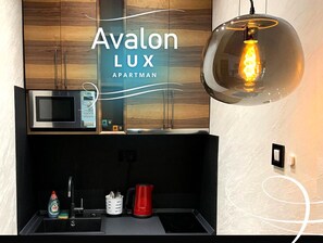 Refrigerador, microondas, cafetera y tetera y tetera eléctrica 