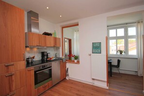 Kühlschrank, Mikrowelle, Hochstuhl