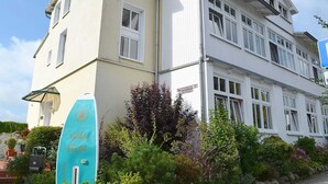 A two-story building with a sign reading "Villa Elise." - 02: 66 m², 3-room, 4 pers., Veranda, garden, wifi - Villa Elise (Göhren)