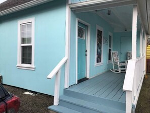 Exterior detail - Surf's Up - Adorable cottage in town (Long Beach)