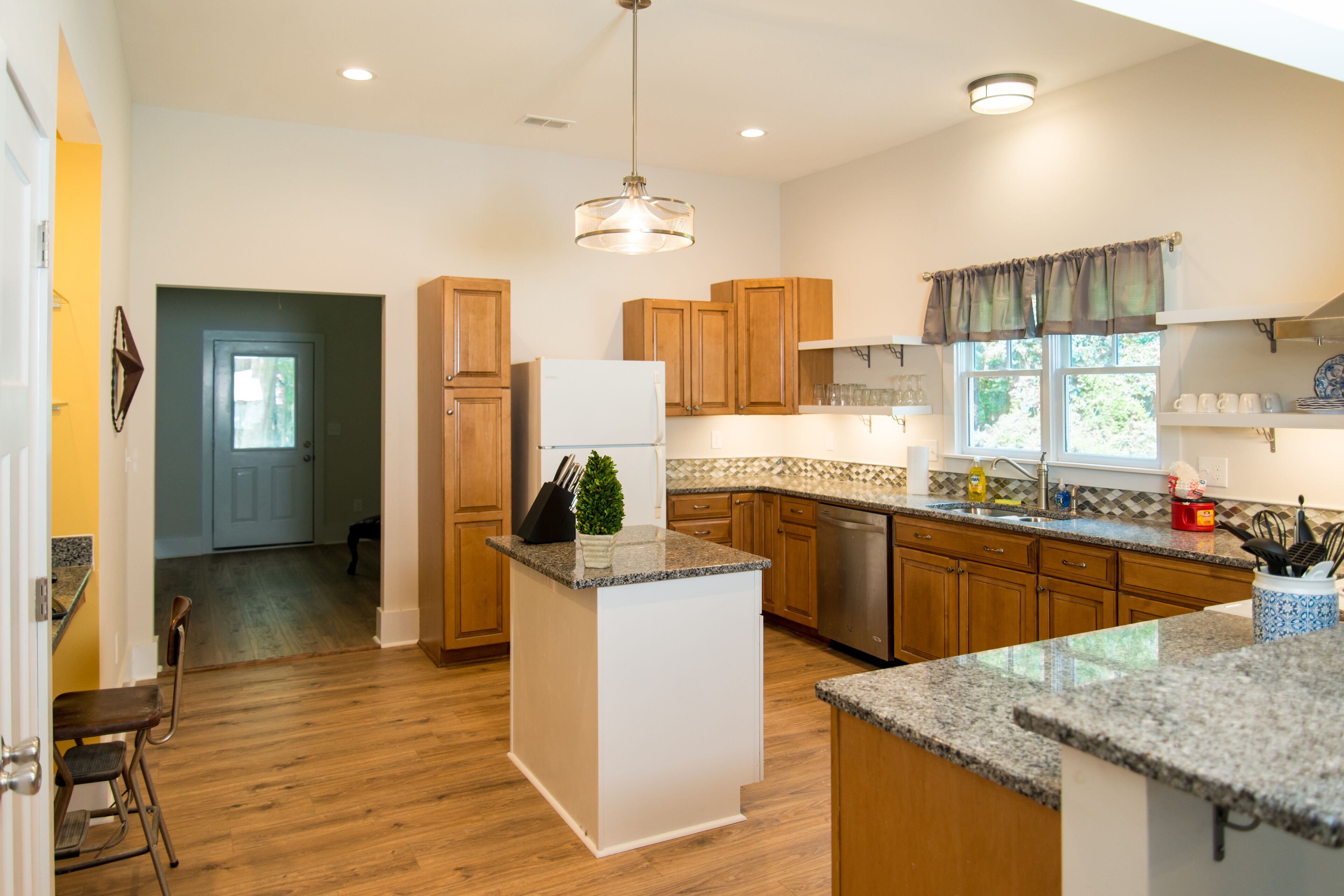 Fridge, microwave, dishwasher, coffee/tea maker