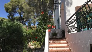 A staircase leading up to a building with a white exterior and a black wrought iron railing. - St RAPHAEL 400m from the beach 2 bedrooms sleeps 6 (Saint-Raphaël)