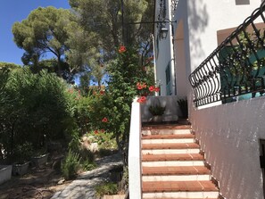 Property grounds - St RAPHAEL 400m from the beach 2 bedrooms sleeps 6 (Saint-Raphaël)