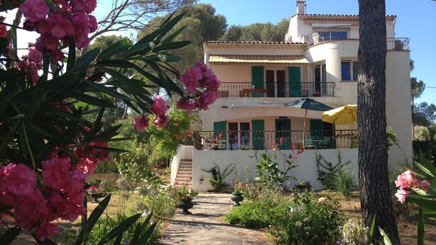 A two-story building with a garden path leading to the entrance. - St RAPHAEL 400m from the beach 2 bedrooms sleeps 6 (Saint-Raphaël)