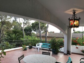 Outdoor dining - St RAPHAEL 400m from the beach 2 bedrooms sleeps 6 (Saint-Raphaël)