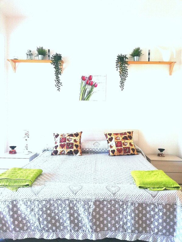 Yksilöllisesti kalustettu, työpöytä, ilmainen Wi-Fi, vuodevaatteet