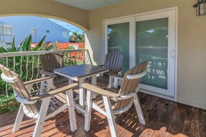 Outdoor dining - 102 Athena Ares Beachside Pool+HotTub Pets (South Padre Island)