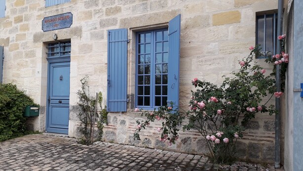 Un bâtiment en pierre sur lequel on peut lire l’inscription : « MAISON DES BATELIERS 1781 ».