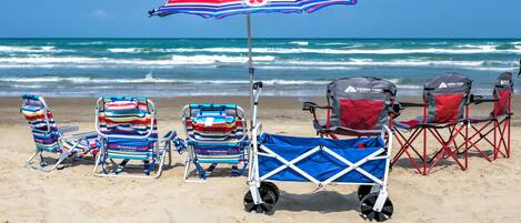 Plage à proximité, chaise longue, serviettes de plage