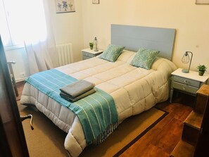 4 bedrooms, iron/ironing board, WiFi, bed sheets