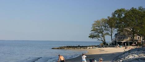 Playa en los alrededores, camastros y toallas de playa