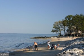 Beach nearby, sun-loungers, beach towels