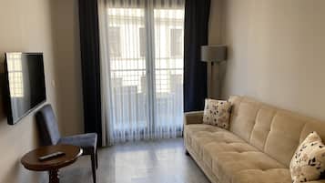 Chambre Quadruple Familiale | Salle de séjour | Télévision LED de 32 pouces avec chaßnes par cùble, télévision