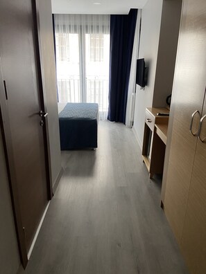 经济双人房, 城市景观 | 高档床上用品、免费迷你吧物品、客房内保险箱、遮光窗帘