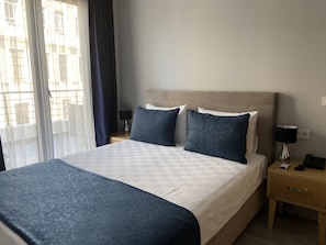 Premium bedding, free minibar items, in-room safe, blackout drapes - Liberi Hotel Taksim (Istanbul)