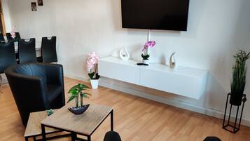 Family Apartment (Zur Kleinbahn) | Living room | LCD TV