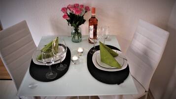 Apartment (Silence) | In-room dining