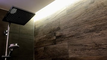 Apartemen (Johannisturm) | Kamar mandi | Pengering rambut, handuk, sabun, dan sampo