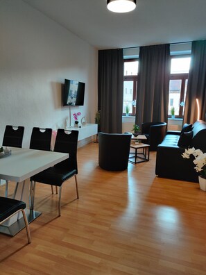 Familienapartment (Zur Kleinbahn) | Wohnzimmer | LCD-Fernseher